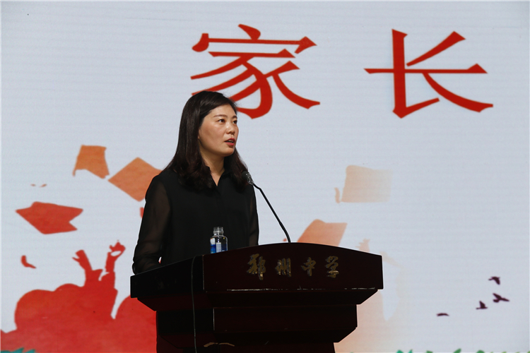 家长代表王娟女士发言.JPG