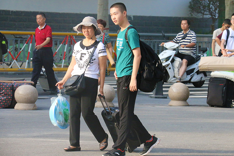 图2：学生与父母话别.jpg