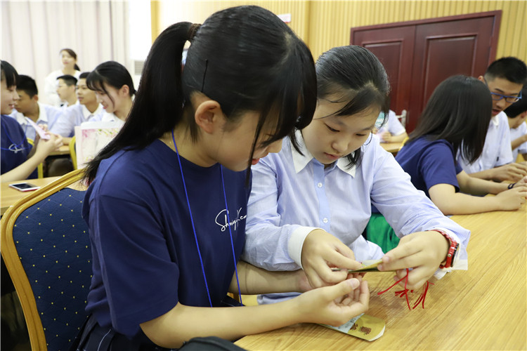 1567245437553881.jpg 4互赠礼物.JPG