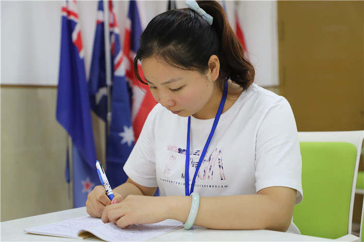 图片4：青年教师认真学习.JPG