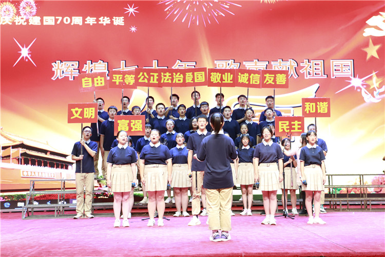 1569827484917141.jpg 图片2:高一十班《歌唱祖国》.JPG