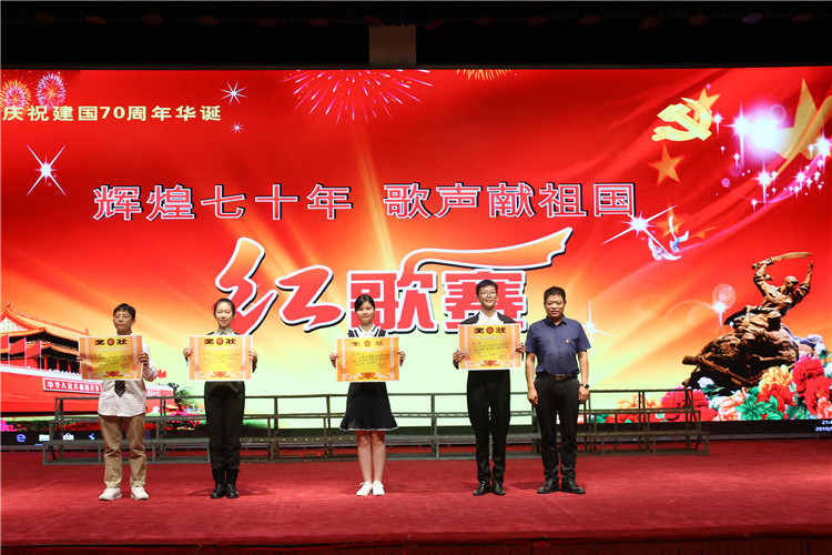 1569827628661036.jpg 图片10:高中政教处主任宁纪生为获得一等奖班级颁奖 .JPG