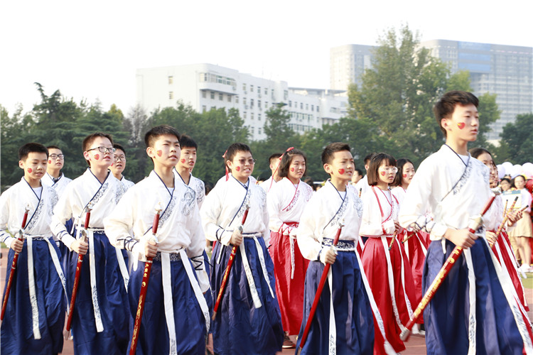 1570517193450910.jpg 图片2:八年级七班方队.JPG