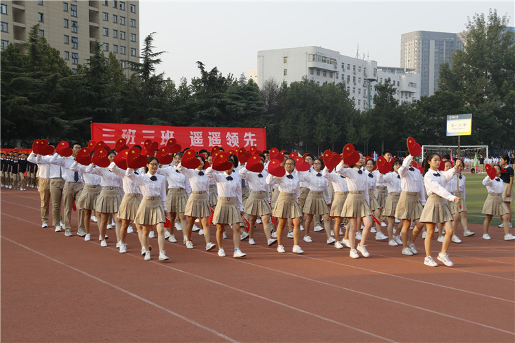 1570517210889497.jpg 图片3:高一三班方队.JPG