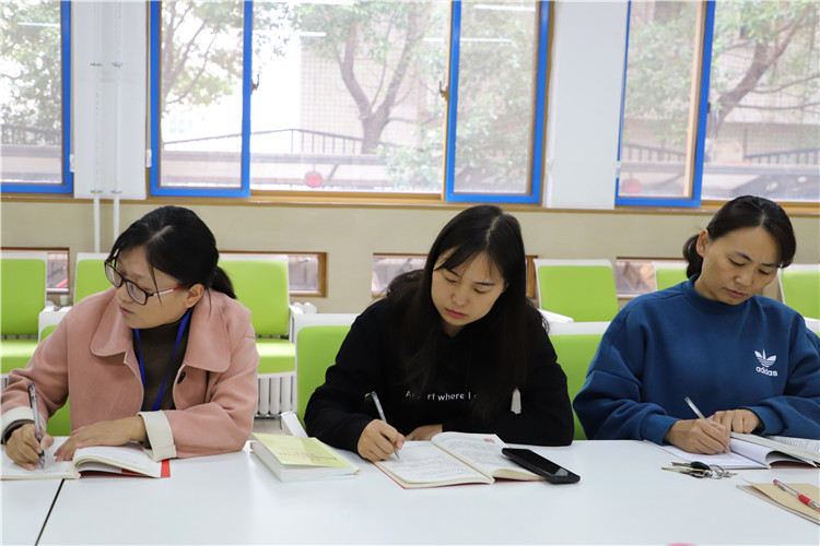 1571381777839171.jpg 图片3:党员教师认真做笔记.JPG