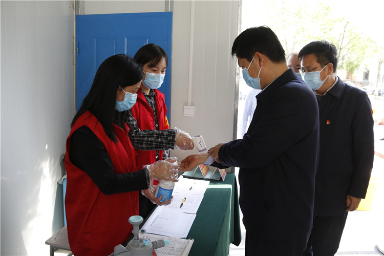 1587365283840937.jpg 测体温,过安检门.JPG