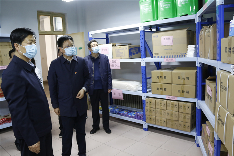 1587365337120371.jpg 查看学校防疫物资储备.JPG