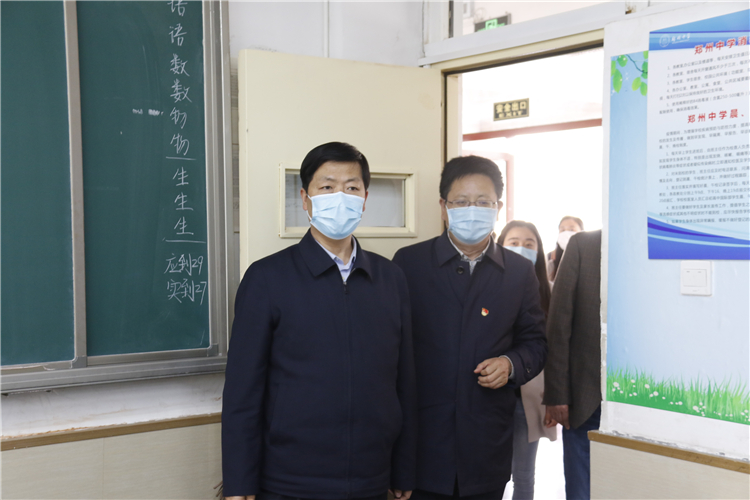 1587365354493867.jpg 课间走进教室,了解高三复学教育教学及防疫情况.JPG