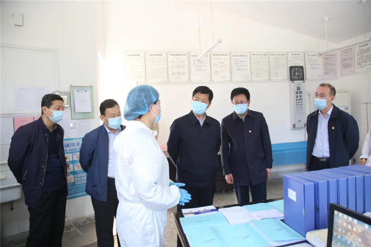 1587365393548550.jpg 仔细询问发热学生处理流程.jpg