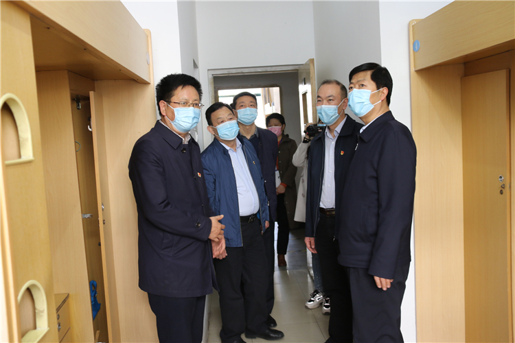 1587365409914526.jpg 走进学生宿舍,关心学生生活.JPG