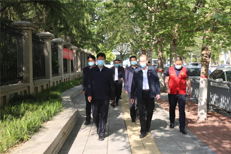 1587365434847932.jpg 徒步查看学校周边卫生环境.jpg