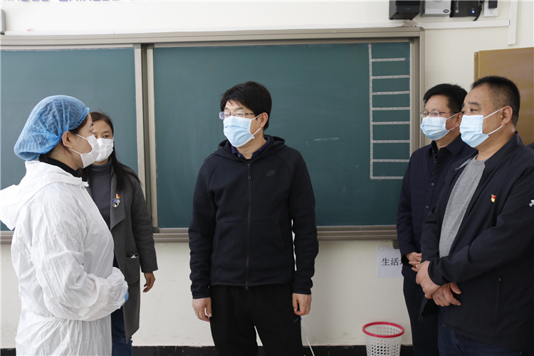 1587366914785309.jpg 与学校医务人员亲切交谈.JPG