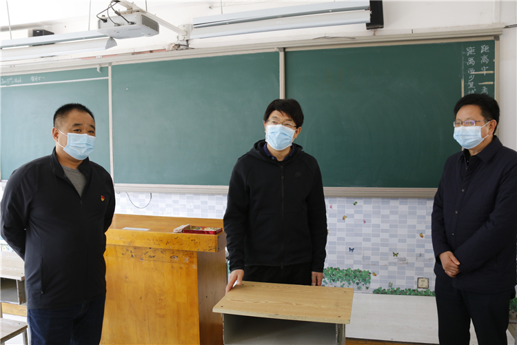 1587366944618740.jpg 郑邦山厅长查看学生教室.JPG