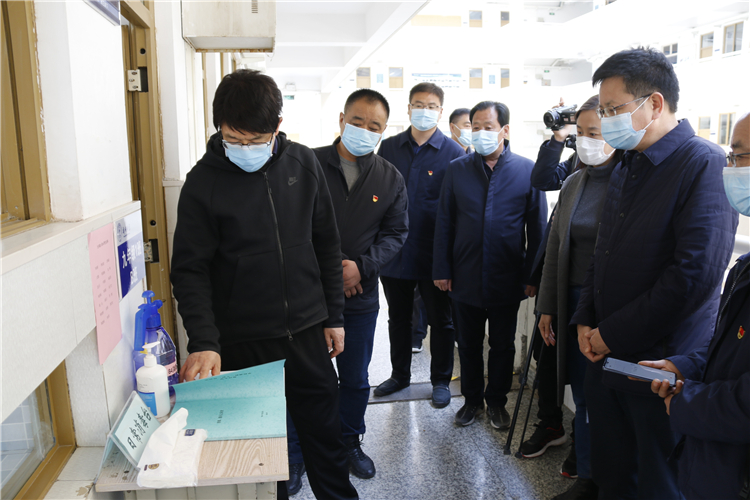 1587366972153130.jpg 郑厅长仔细查看学校班级防疫记录本.JPG