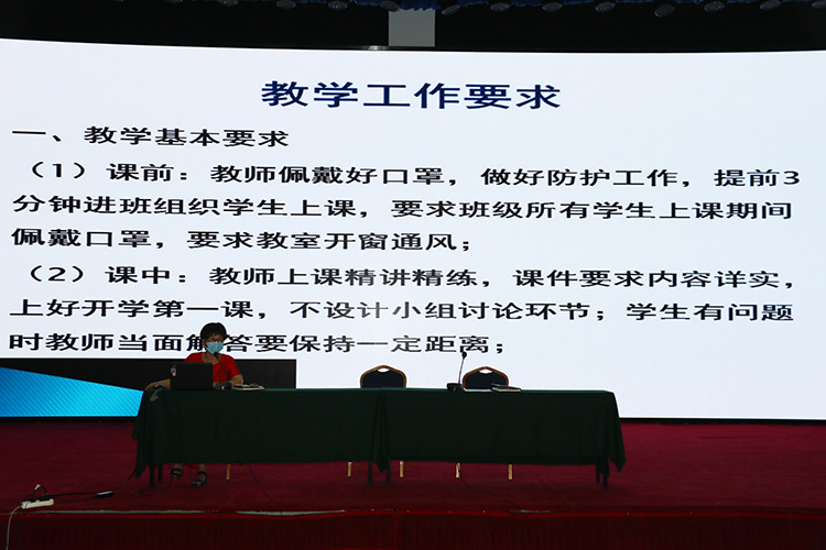 1588647172422174.jpg 高中部教务处主任刘新玲安排复学年级教学工作.JPG