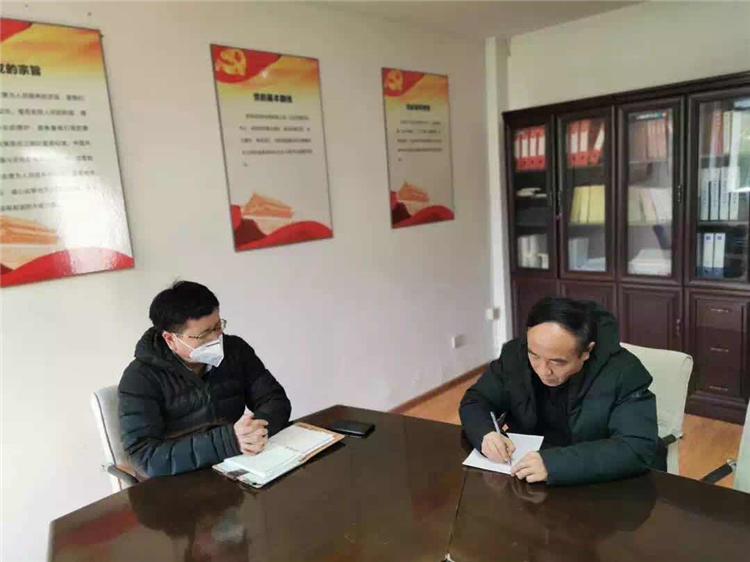 1589267866494278.jpg 图片6:学校疫情防控领导小组会听取捐助活动方案.jpg