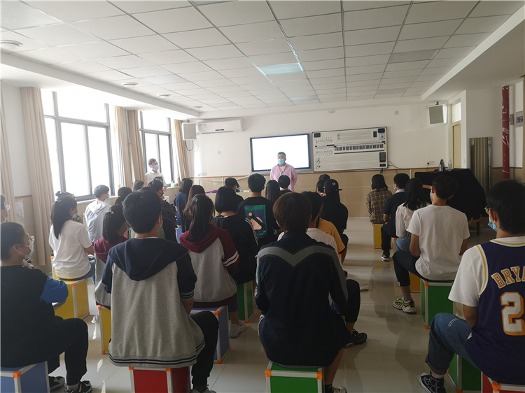 1590970852727874.jpg 老师讲课.jpg