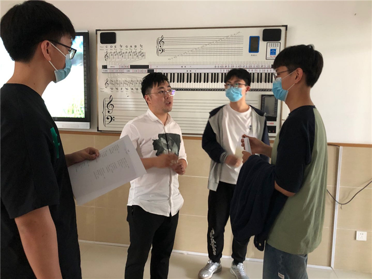 1590970902328892.jpg 课后与老师交流.jpg