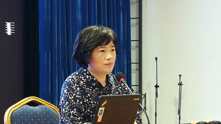 1598324025510038.jpg 初中部政教处主任安书红主持培训会.jpg