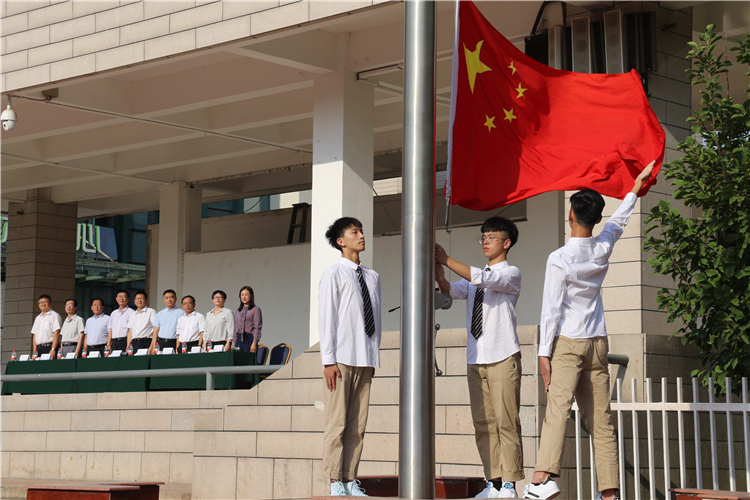 1599203671205670.jpg 庄严肃穆的升旗仪式.jpg