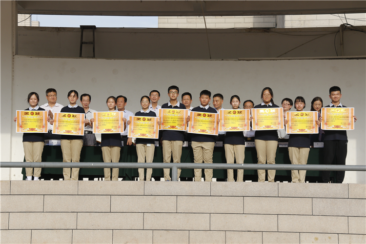 1599203838625715.jpg 先进班集体代表领奖.jpg