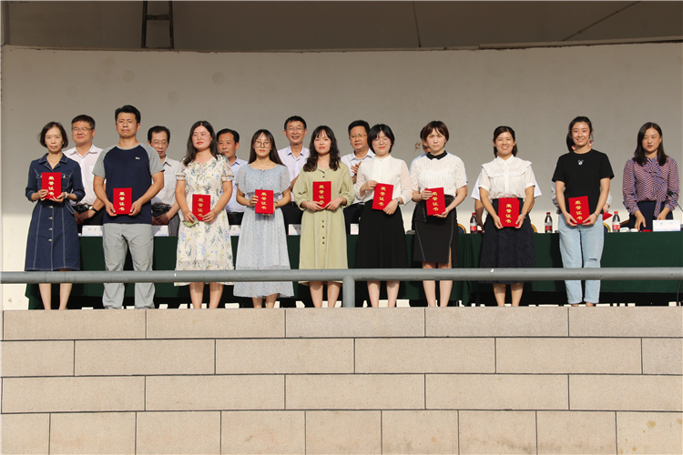 1599203870305552.jpg 优秀班主任领奖.jpg