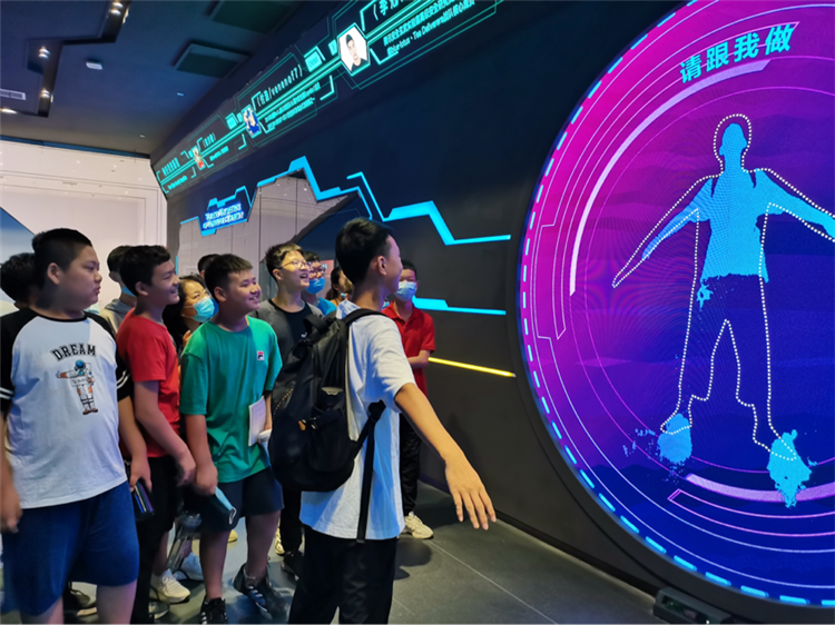 1599524518803913.png 探秘高新区网络空间科技馆,虚拟游戏——“请跟我做”.png