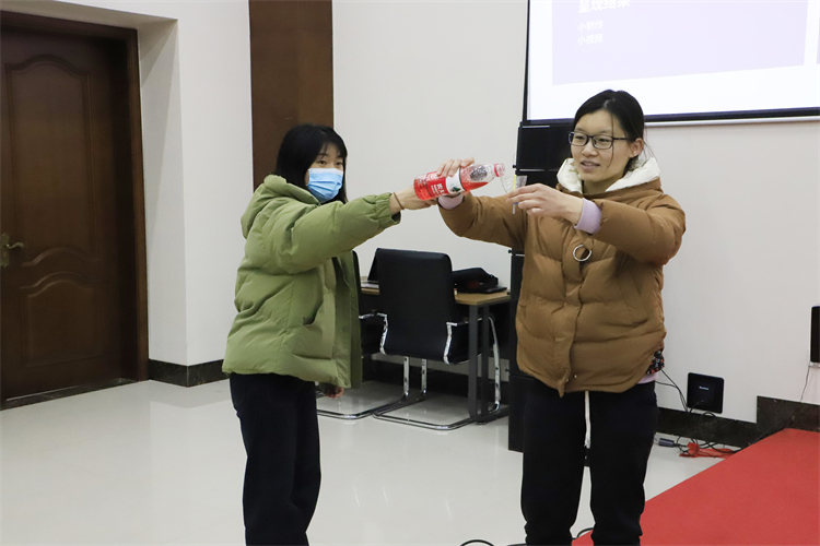 1676017915840994.jpg 图片1 Wuli悟理物理课程教师方志慧做课程宣讲 .JPG