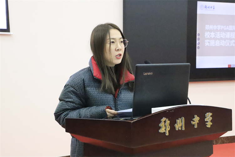 1676017953622986.jpg 图片3 PGA教学中心校长刘欣做选课指导.JPG