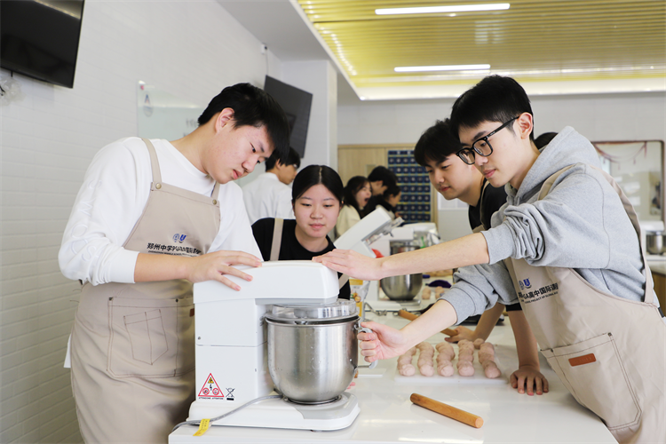 1676882198517962.png 图片4:同学们制作雪媚娘.png