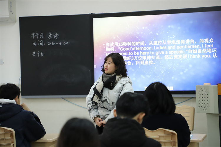 1679625044860585.jpg 图片3:王茜老师讲授演讲技巧.JPG