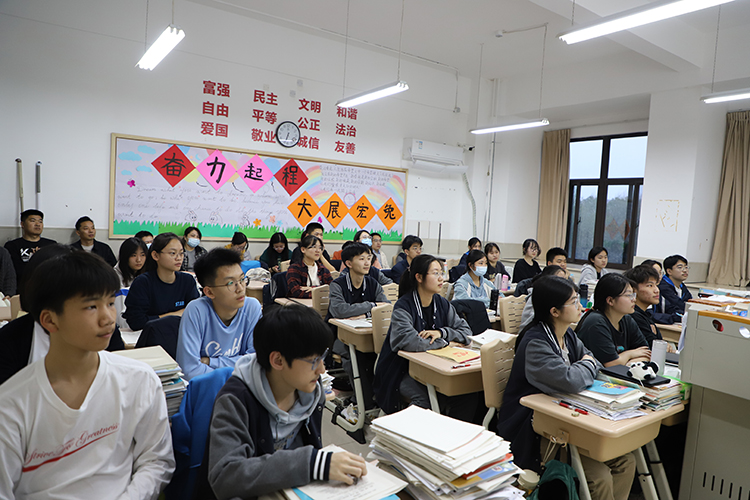 1680569162820429.jpeg 图片4:同学们认真听讲.jpeg