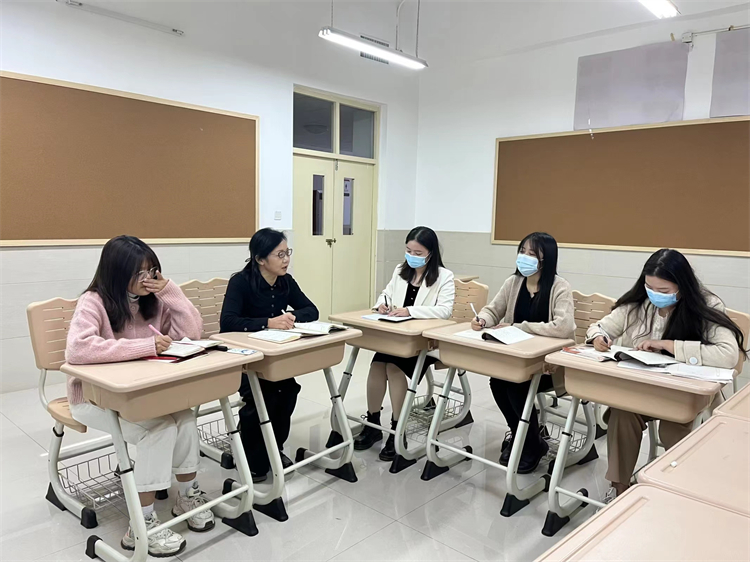 1681087124302643.jpg 图片2-语文组老师开会研讨文件精神.jpg