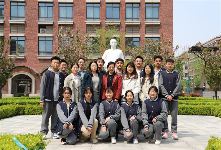 1681087186851284.jpg 图片4-获奖同学与辅导老师合照.jpg