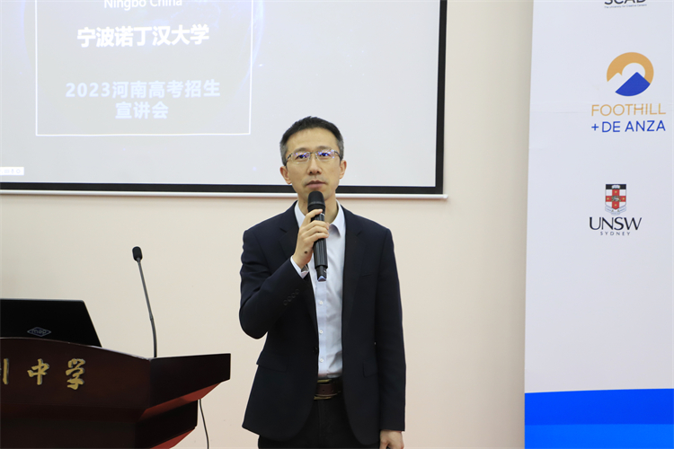 图片2：徐淼老师对宁波诺丁汉大学进行详细介绍.JPG