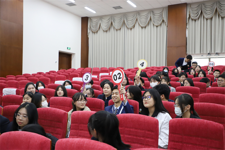 1681863062826928.jpg 图片1:商赛拍卖与交易环节活动现场.JPG