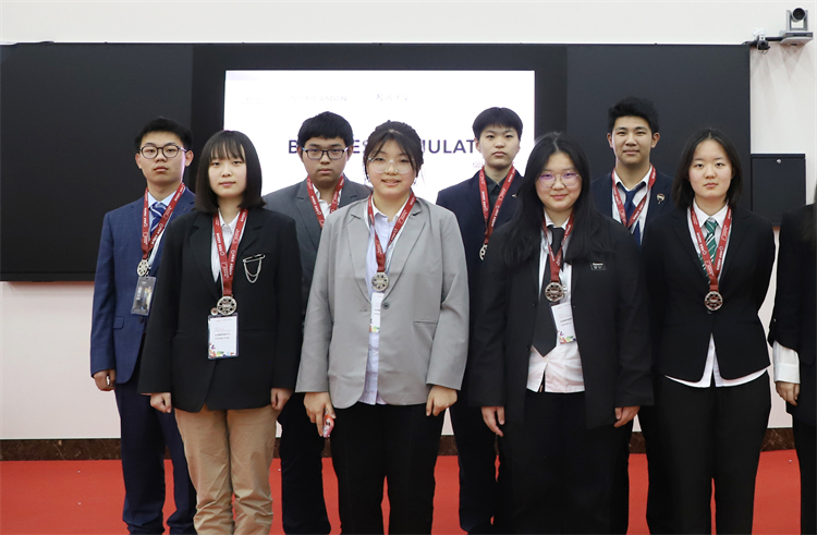 1681863175386011.jpg 图片7:获奖小组合影留念.JPG