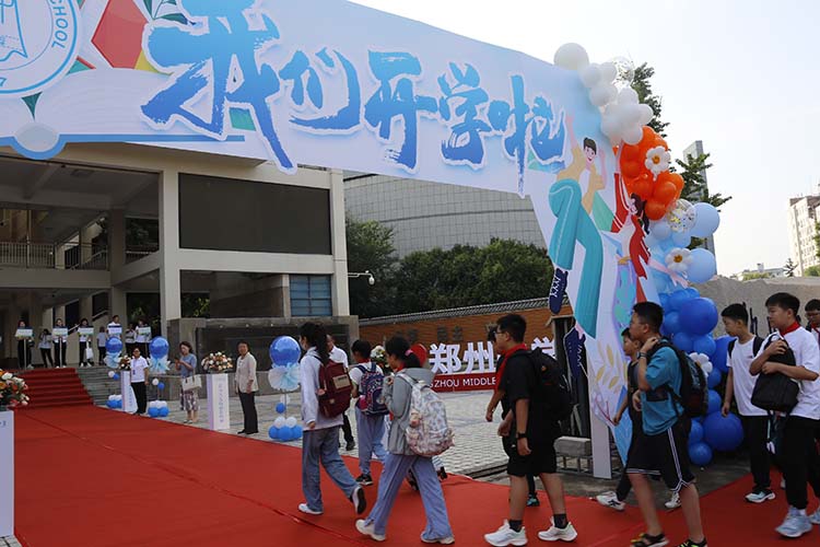 1693016684520286.jpg 图片4:新生入校.JPG