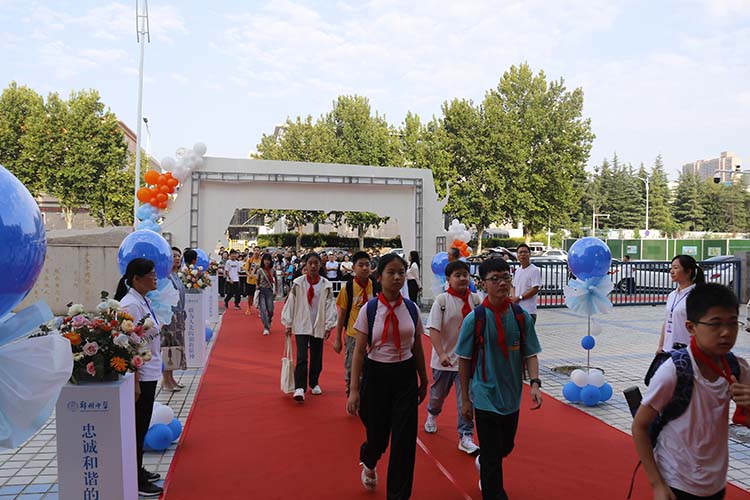 1693016695867857.jpg 图片5:新学期新同学.JPG