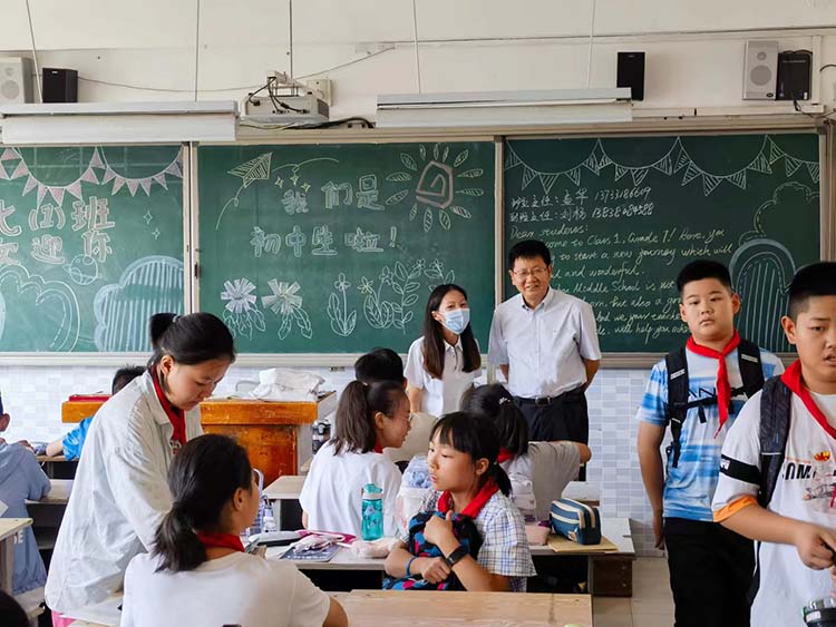 1693016705499232.jpg 图片6:领导走进班级与师生交流.jpg