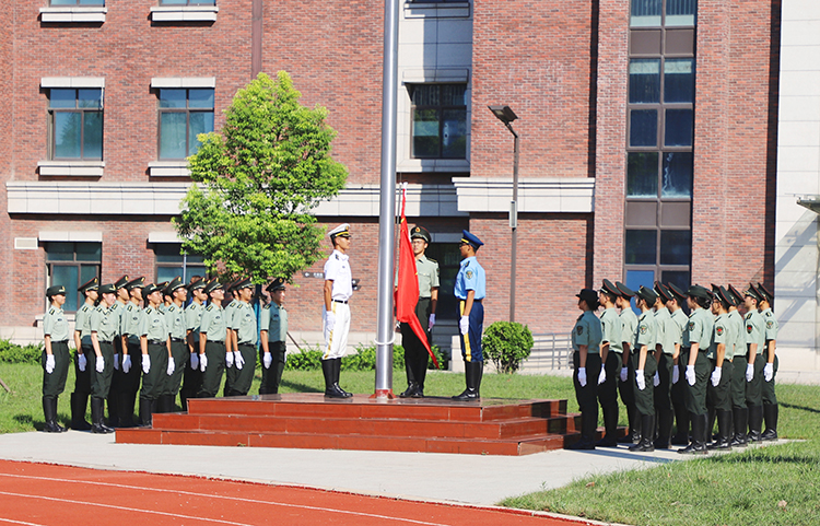 1693302172614727.jpg 图二:升国旗.jpg