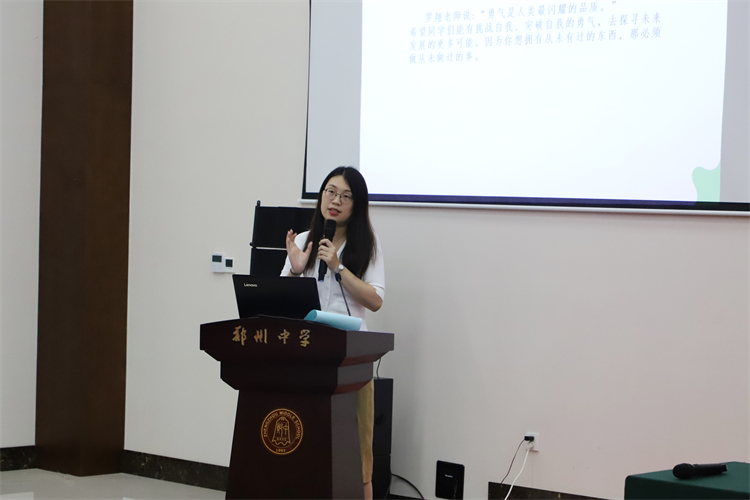 图片2：国际部学生发展与管理中心主任张文兰作选课介绍.JPG