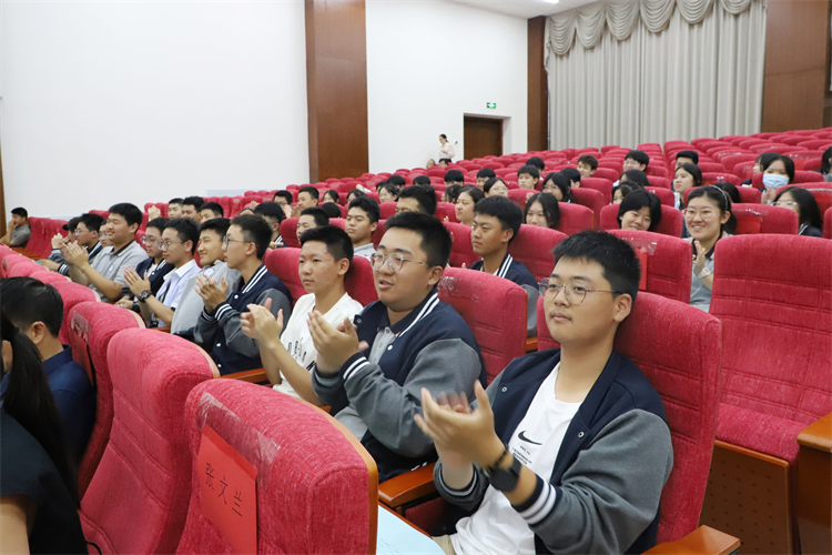 图片1：同学们兴趣高涨，台下掌声连连.JPG
