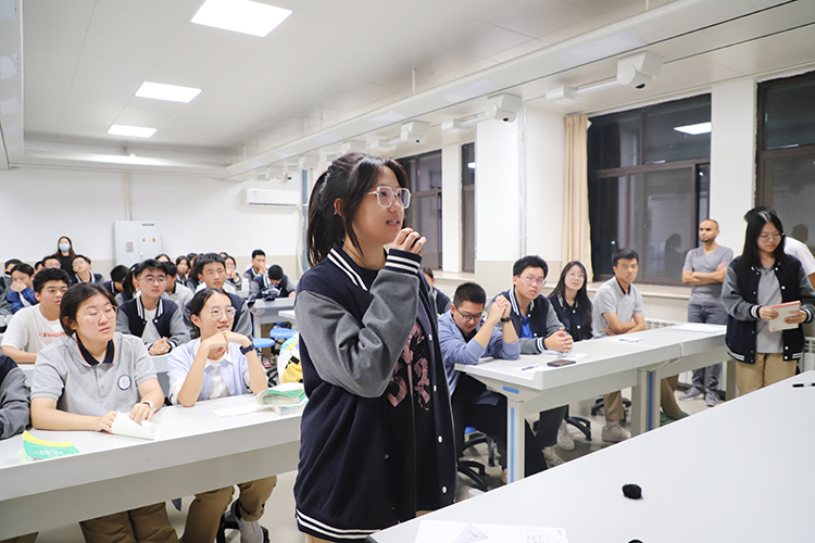 图片2.3：国际部学生大方介绍和互动.jpg