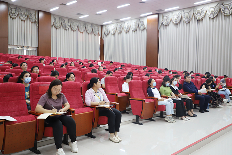 1694947234990252.jpg 图片3:教师认真聆听.JPG