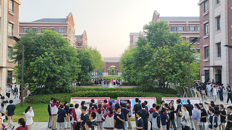 1694947610102783.jpg 图片1:社团招新现场.jpg