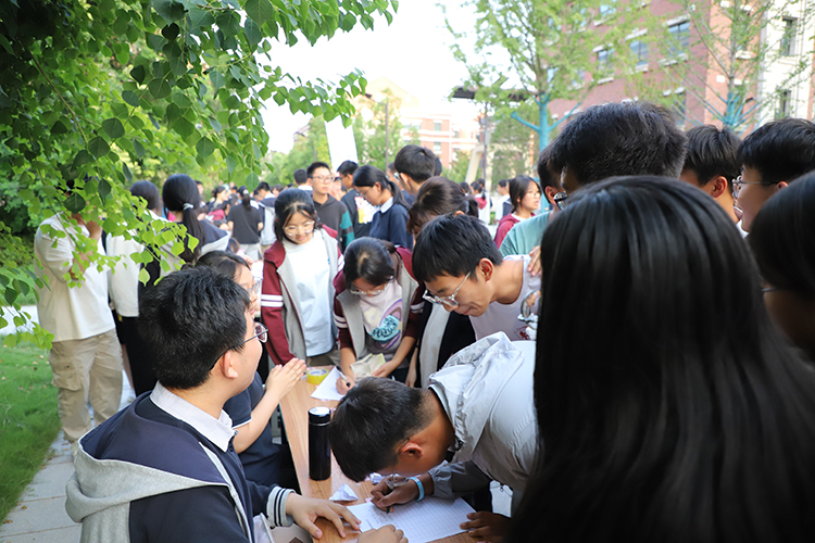 1694947618269690.jpg 图片2:学生热情报名.JPG