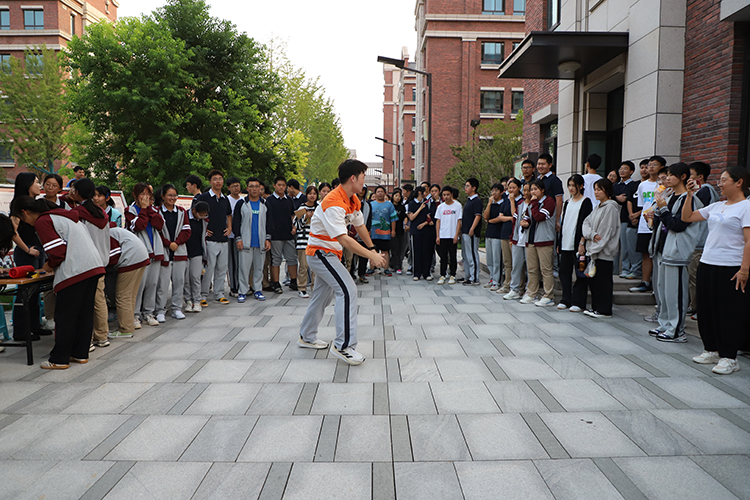 1694947686774242.jpg 图片3:街舞社现场表演.JPG