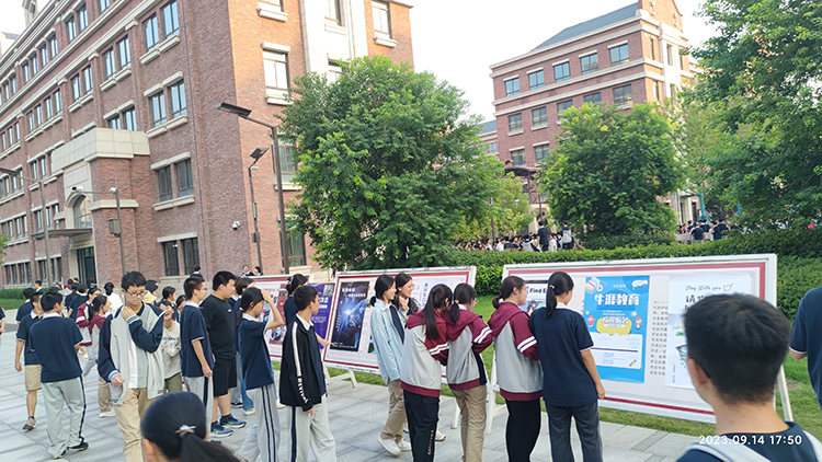 1694947750519791.jpg 图片16:同学们驻足观看校本课程宣传海报.jpg