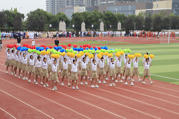 1695883698258052.jpg 图片2.3:国旗队、彩旗队、鲜花队入场.JPG.JPG